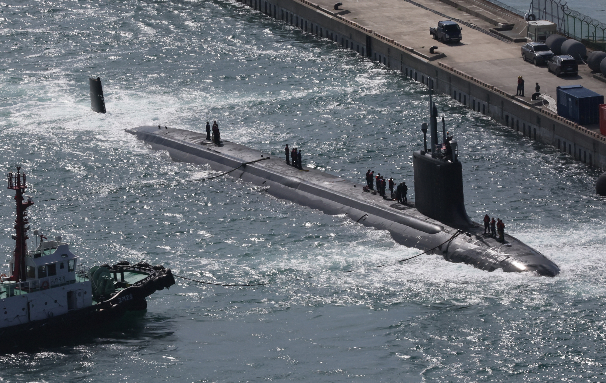 The American nuclear-powered USS Vermont, a Virginia-class attack submarine, arrives at a naval base in Busan on Monday to replenish supplies. [YONHAP]