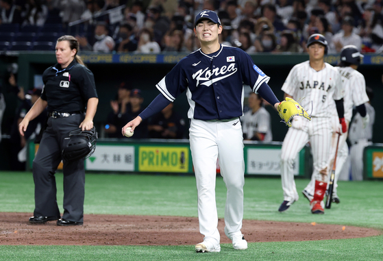 Korean reliever Sung Yeong-tak reacts after allowing an RBI single to Seishiro Sakamoto of Japan during the teams' exhibition baseball game at the Tokyo Dome in Tokyo on Nov. 15. [YONHAP]