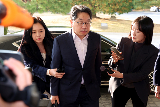 Former acting Prosecutor General Noh Man-seok, center, arrives at the Supreme Prosecutors' Office in Seocho District, southern Seoul, on Nov. 12, two days before he left office. [JANG JIN-YOUNG]