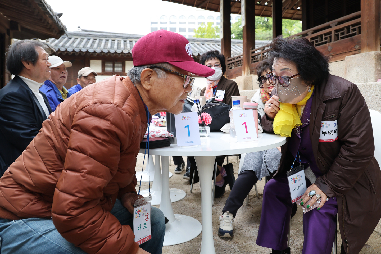 Older participants of Jongno District’s “Jongno Good Life Challenge” project chat during an event at Unhyeon Palace in Jongno District, central Seoul, on Oct. 23, 2024. A district official said the program was organized to help older residents who live alone build friendships, ease loneliness and enjoy a more fulfilling later life. [YONHAP]