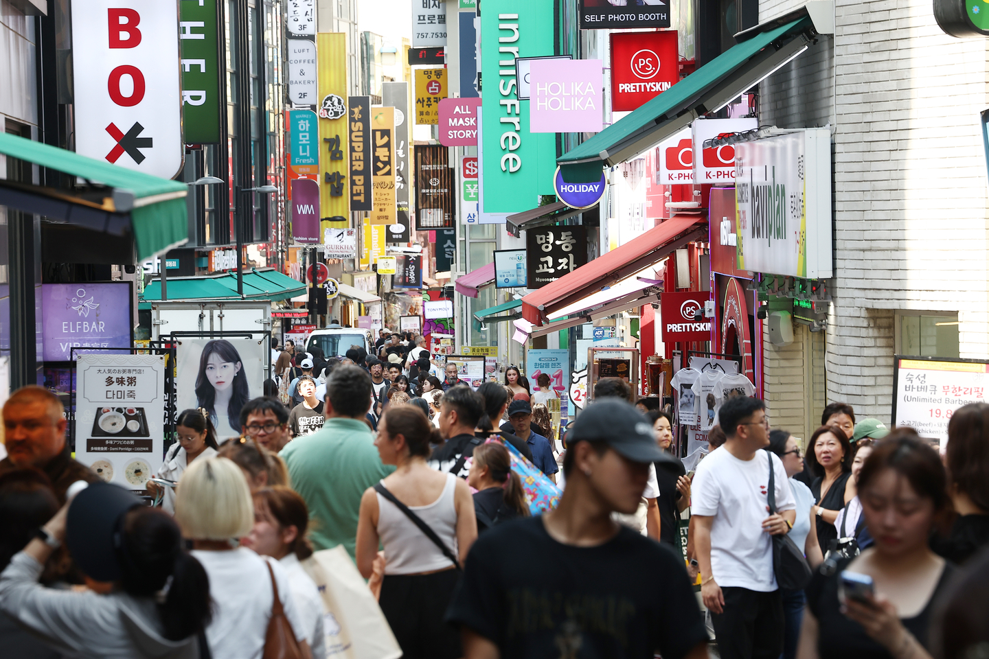 Myeongdong in central Seoul bustles with people on Aug. 29. [YONHAP] 