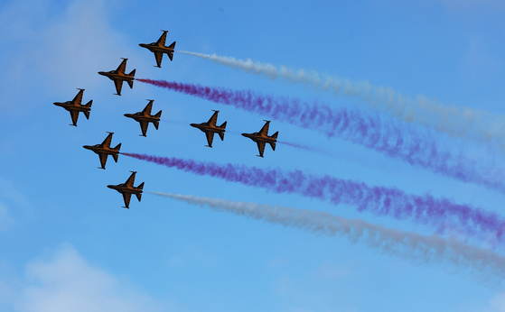 The Korean Air Force's aerobatic team, the Black Eagles, performs during the Seoul International Aerospace and Defense Exhibition at Seoul Air Base in Seongnam, Gyeonggi, on Oct. 19. [YONHAP] 