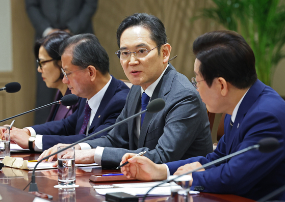 Samsung Electronics Executive Chairman Lee Jae-yong, second from right, speaks during the meeting with President Lee, far right, at the Yongsan presidential office on Nov. 16. [JOINT PRESS CORPS]