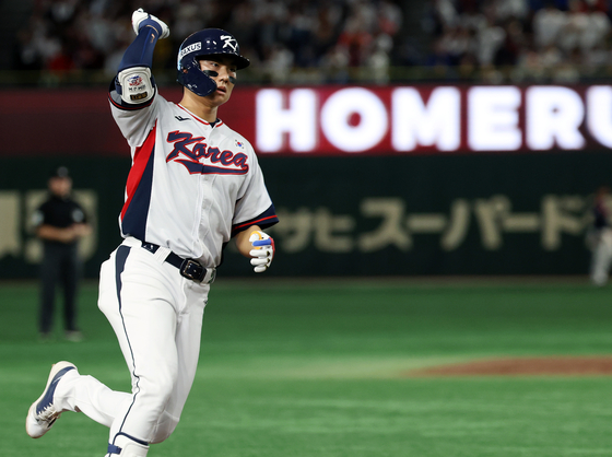 Kim Ju-won of Korea rounds the bases after hitting a solo home run against Japan during the teams' exhibition baseball game at Tokyo Dome in Tokyo on Nov. 16. [YONHAP]