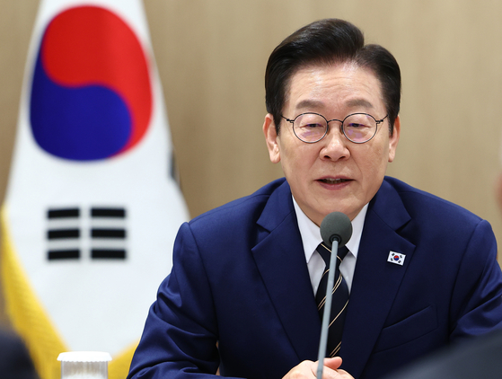 President Lee Jae Myung speaks during a meeting with business leaders on Nov. 16 to discuss follow-up measures after the release of a joint fact sheet on bilateral trade and security agreements with the United States. [YONHAP]