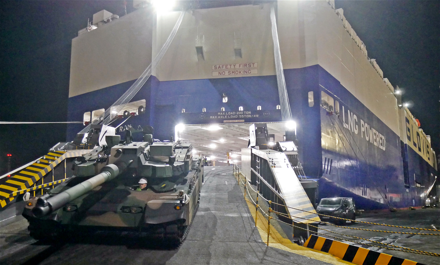 Korean-made K2 tanks are being offloaded from Hyundai Glovis' carrier at Poland's Gdansk Port on Nov. 13. [HYUNDAI GLOVIS]