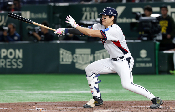 Song Sung-mun of Korea hits a two-run single against Japan during the teams' exhibition baseball game at Tokyo Dome in Tokyo on Nov. 16. [YONHAP]