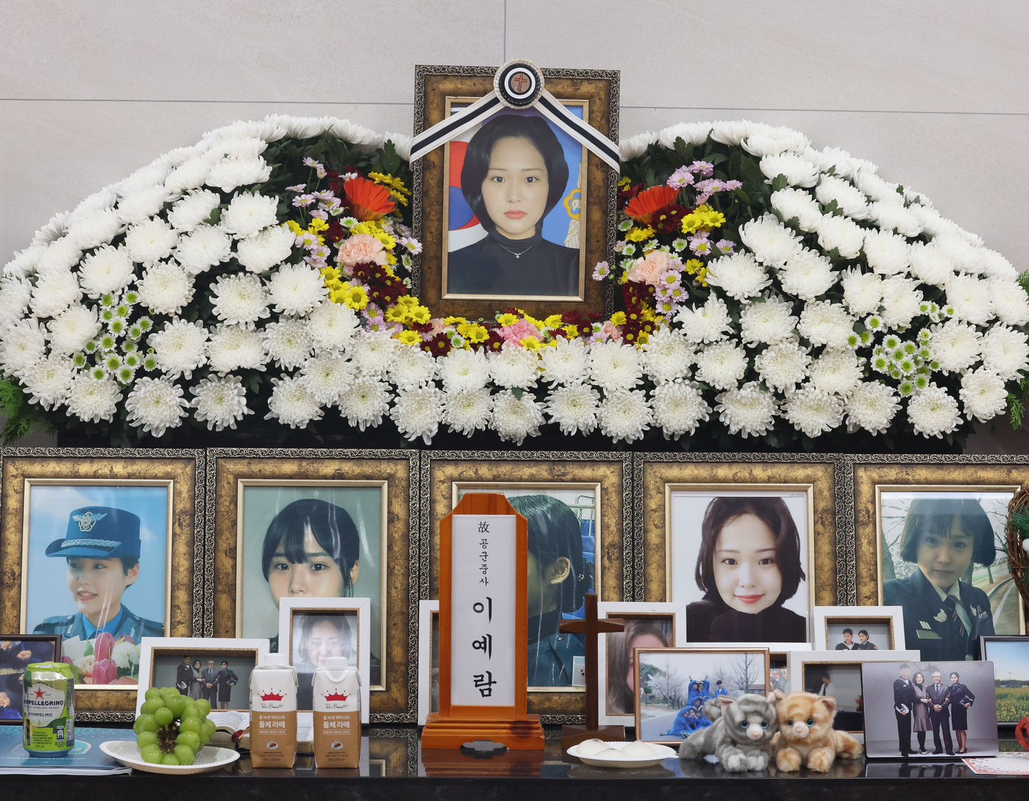 The funeral of Air Force Master Sgt. Lee Ye-ram, who died in May 2021 after sexual violence within the base, is held in Seongnam, Gyeonggi, on Sept. 13, 2022. [YONHAP]