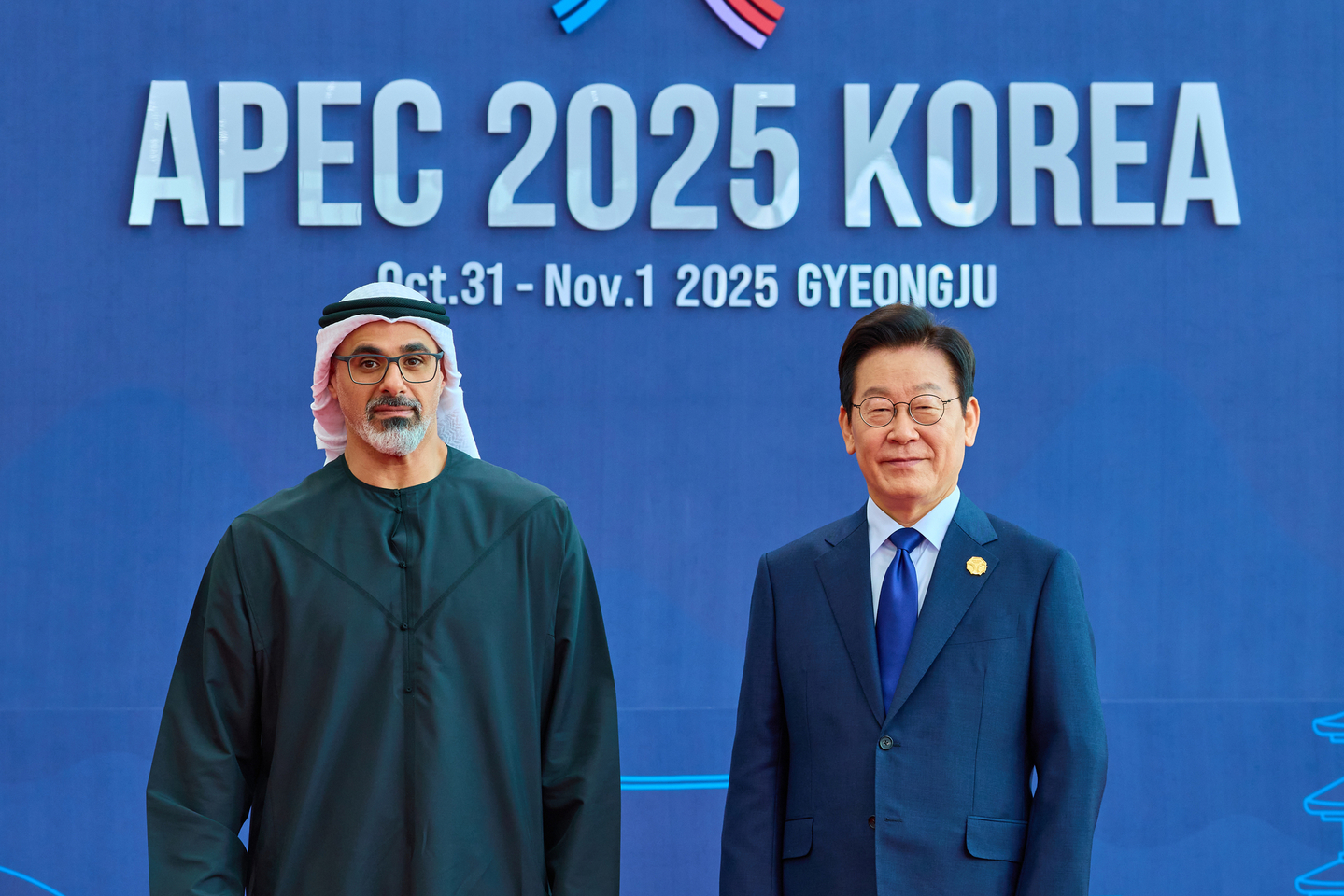 President Lee Jae Myung, right, welcomes the United Arab Emirates Crown Prince Khaled bin Mohamed Al Nahyan in Gyeongju, North Gyeongsang, on Oct. 31. [PRESIDENTIAL OFFICE]