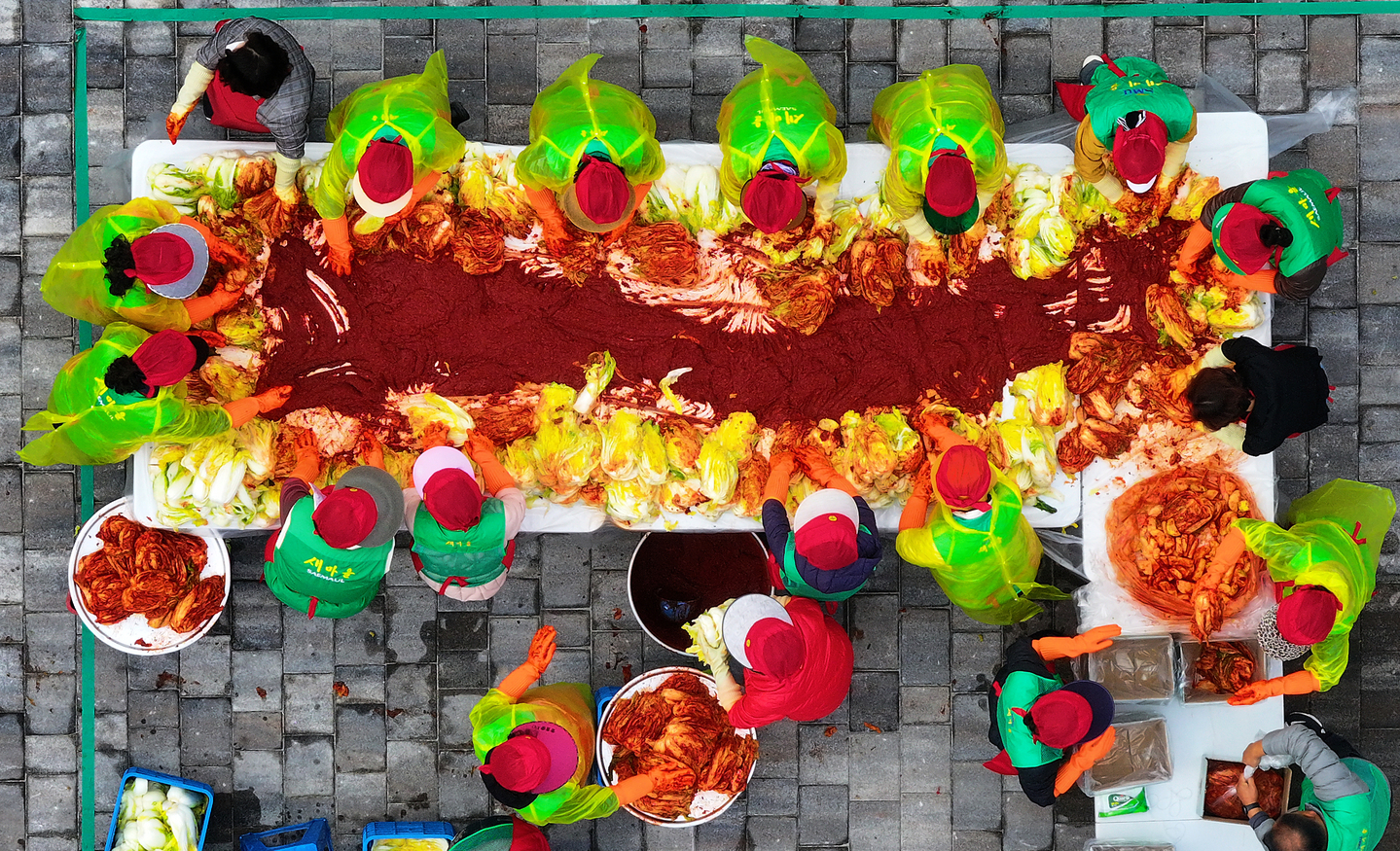 A kimchi making event is held in the southeastern city of Daegu on Nov. 12. [YONHAP]