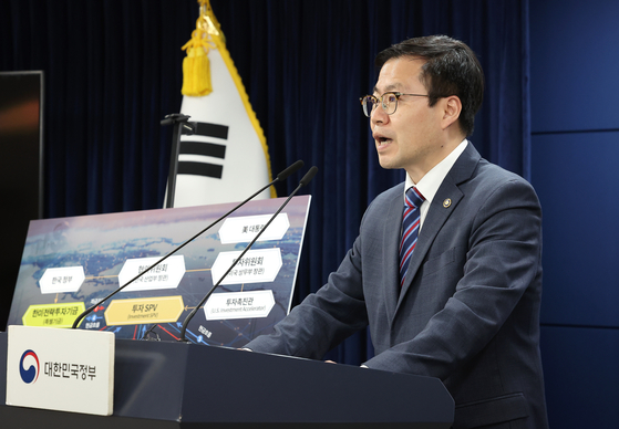 Trade Minister Yeo Han-koo speaks to reporters at the government complex in central Seoul on Nov. 14. [YONHAP]