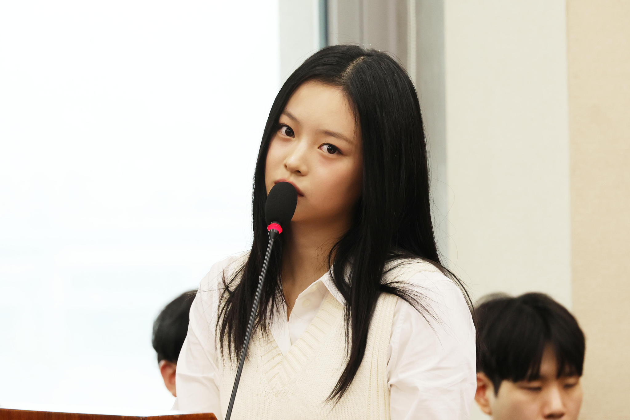 Hanni of girl group NewJeans testifies at the National Assembly's Environment and Labor Committee in western Seoul on Oct. 15. [JOINT PRESS CORPS]
