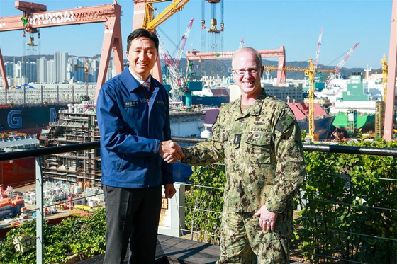 Admiral Daryl Caudle, U.S. chief of naval operations at right, shakes hands with HD Hyundai Chairman Chung Ki-sun during his visit to the HD Hyundai Heavy Industries headquarters in Ulsan on Nov. 15. [HD HYUNDAI HEAVY INDUSTRIES]