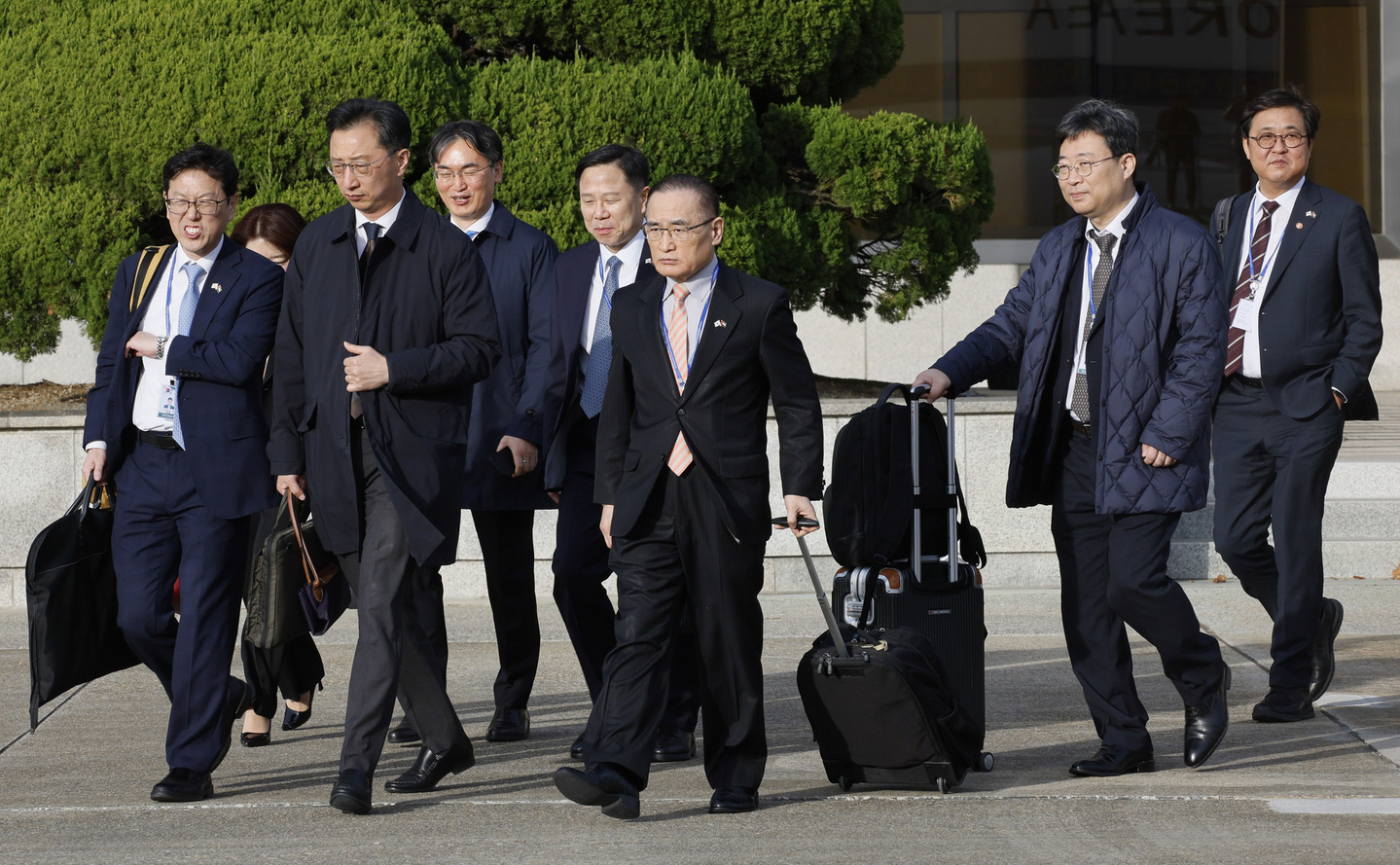 National Security Adviser Wi Sung-lac, center, and other presidential aides walk toward Air Force One at Seoul Air Base in Seongnam, Gyeonggi, on Nov. 17. They are accompanying President Lee Jae Myung on his trip to the Group of 20 summit in South Africa. [JUN MIN-KYU]