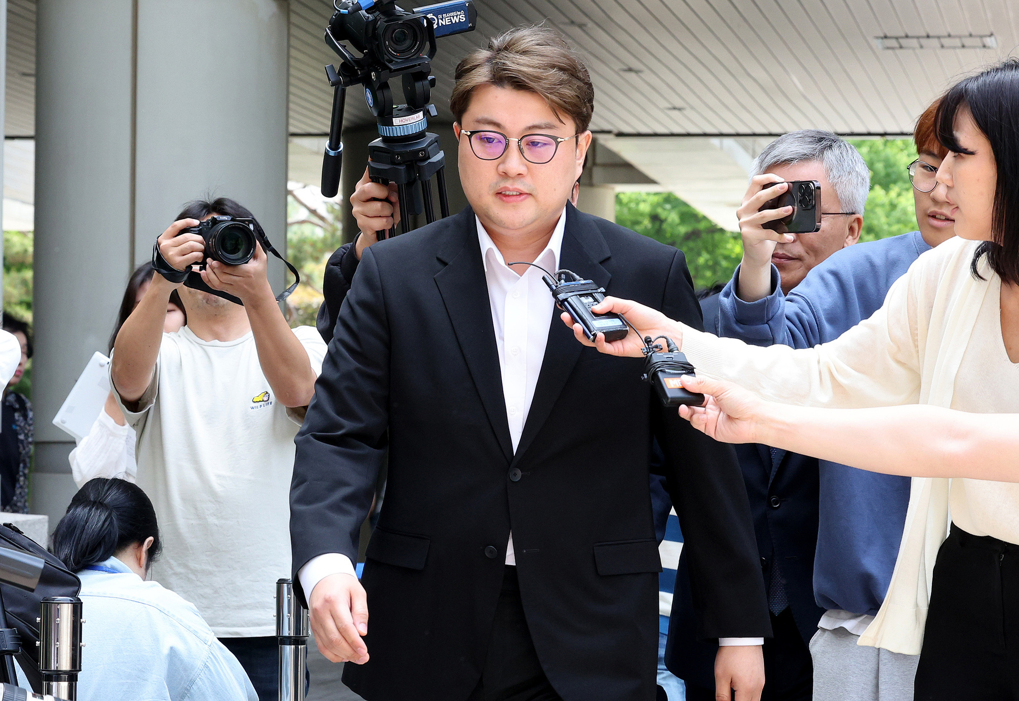 Singer Kim Ho-joong, who faces charges for a hit-and-run while driving under the influence, appears at a pretrial detention hearing at the Seoul Central District Court in Seocho District, southern Seoul, on May 24, 2024. [NEWS1]