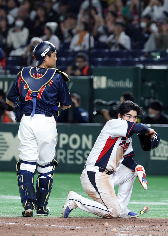 Moon Hyun-bin of Korea, right, reacts after getting thrown out at home against Japan during the teams' exhibition baseball game at Tokyo Dome in Tokyo on Nov. 16. [YONHAP]