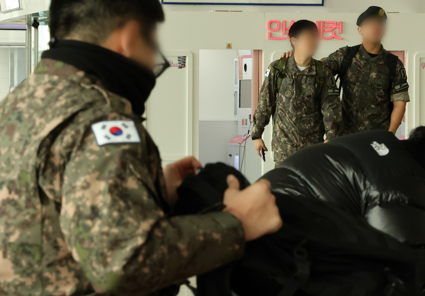 Soldiers are seen at the Seoul Station on Jan. 1, 2025. [NEWS1]