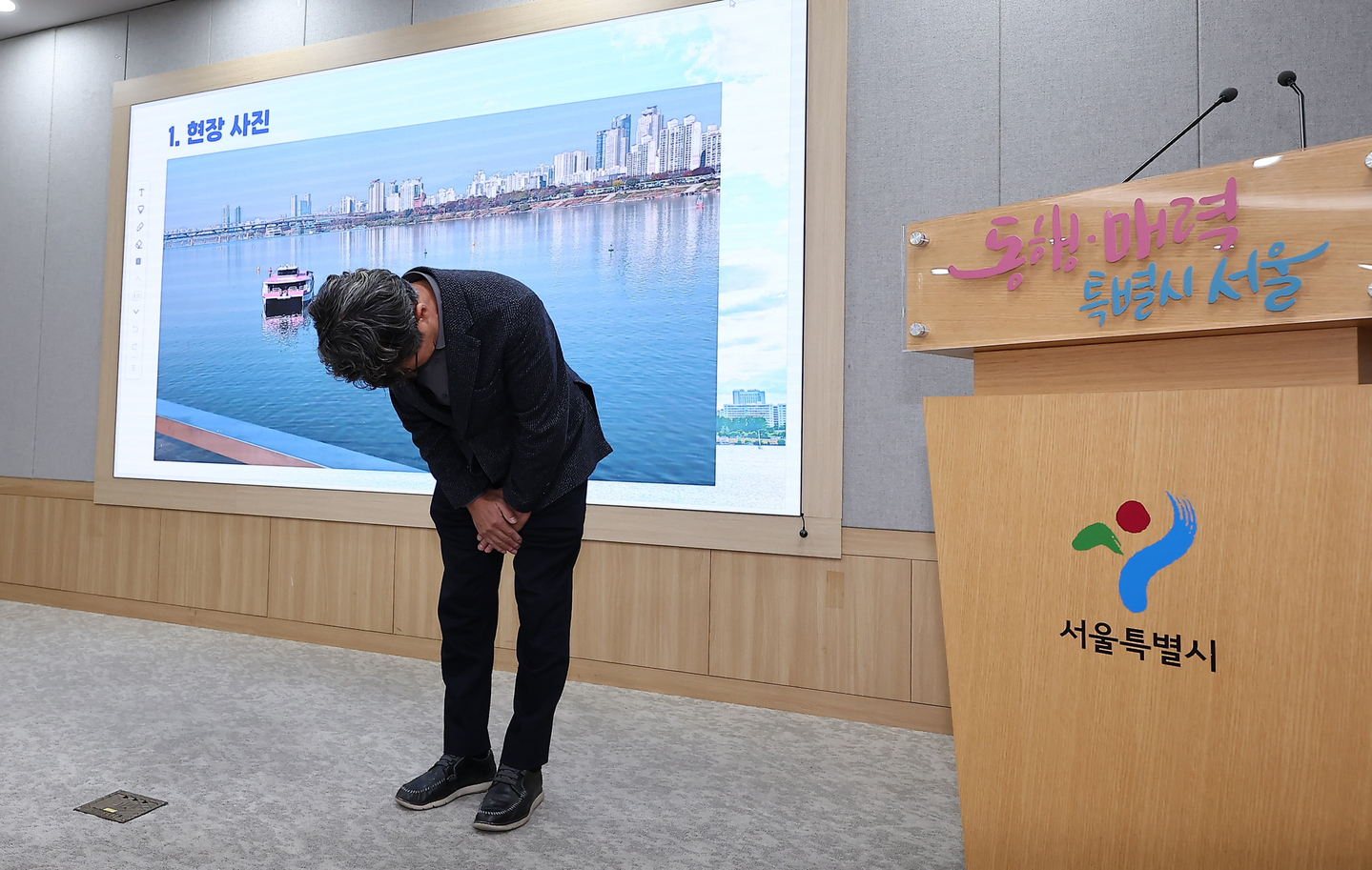 Kim Seon-jik, CEO of Hangang Bus, apologizes during a press briefing on the ferry boat operations at the Seoul City Hall in central Seoul on Nov. 17. [NEWS1]