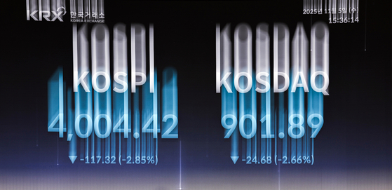 The Kospi and Kosdaq figures are shown on a screen at a Korea Exchange office in Yeouido, western Seoul, on Nov. 5. [KIM KYOUNG-ROK]