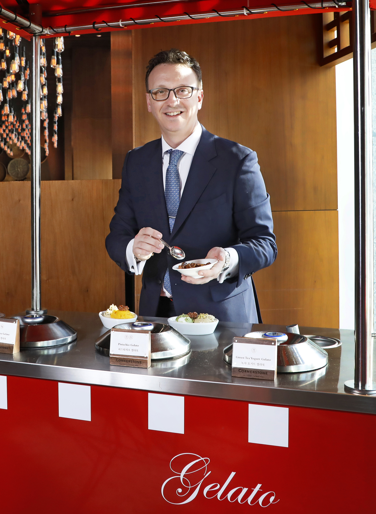 Giorgio Savoini, assistant F&B manager at Park Hyatt Seoul, scoops gelato from the gelato cart at the hotel’s Italian restaurant Cornerstone in Gangnam District, southern Seoul. [PARK SANG-MOON]
