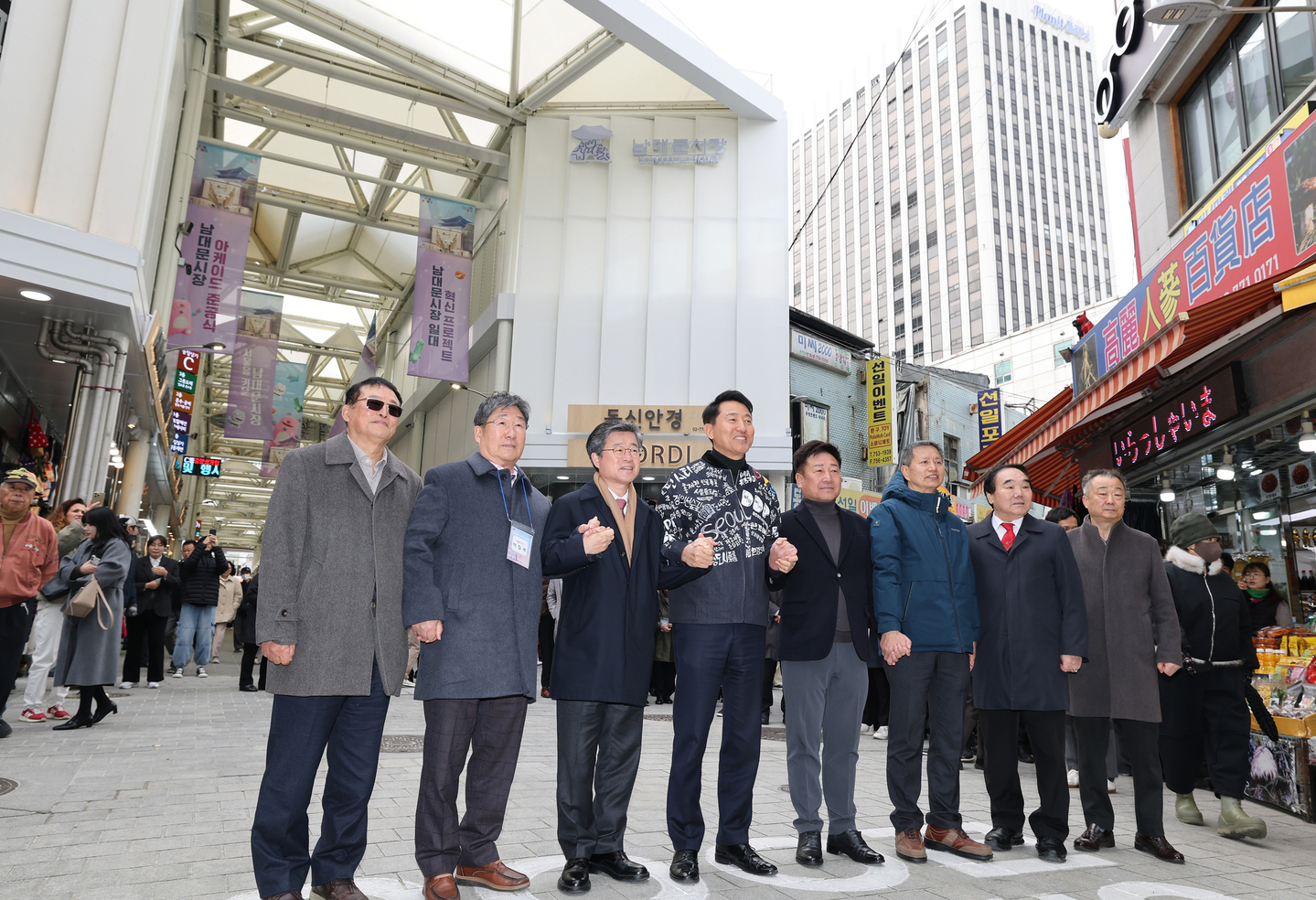 Seoul Mayor Oh Se-hoon, center, and other officials pose for a photo during a groundbreaking ceremony for the Namdaemun Market arcade at the market in Jung District, central Seoul, on Nov. 17. [NEWS1]