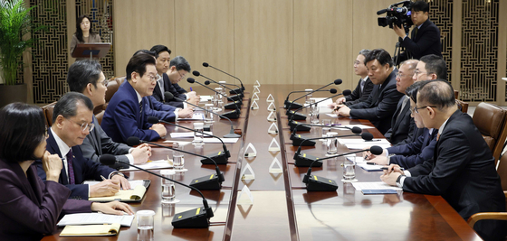 President Lee Jae Myung, fourth from left, speaks during a meeting with chiefs of seven major companies about recently concluded tariff negotiation with the United States at the Yongsan presidential office in central Seoul on Nov. 16. Attendees are Samsung Electronics Executive Chairman Lee Jae-yong, SK Group Chairman Chey Tae-won, Hyundai Motor Group Executive Chair Euisun Chung, LG Group Chairman Koo Kwang-mo, LG Group Chairman Koo Kwang-mo, Celltrion Chairman Seo Jung-jin and Hanwha Group Vice Chairman Yeo Seung-joo. [JOINT PRESS CORPS]