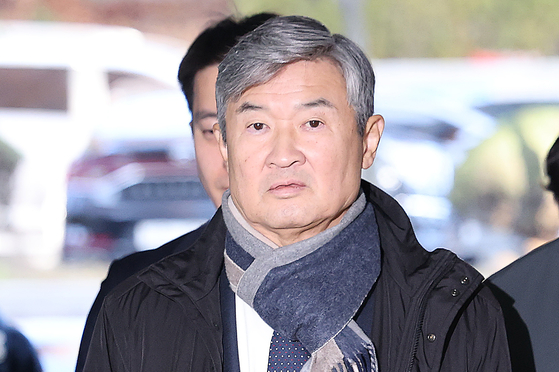 Cho Tae-yong, a former chief of the National Intelligence Service, arrives at the Seoul Central District Court on Nov. 11, 2025, to attend his arrest warrant hearing. [YONHAP]