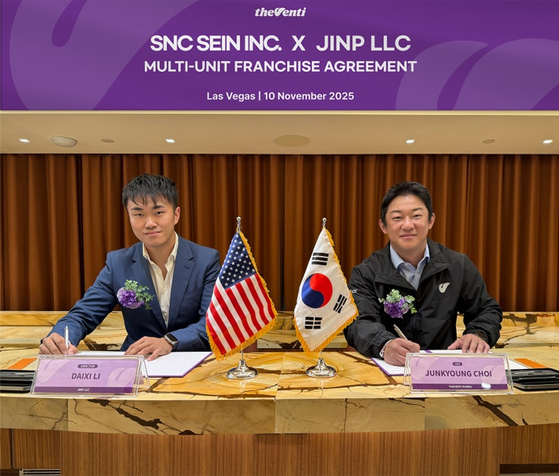 SNC Sein CEO Choi Jun-kyoung, right, and JINP LLC Director Daixi Li sign a franchise agreement in Las Vegas on Nov. 10. [YONHAP]