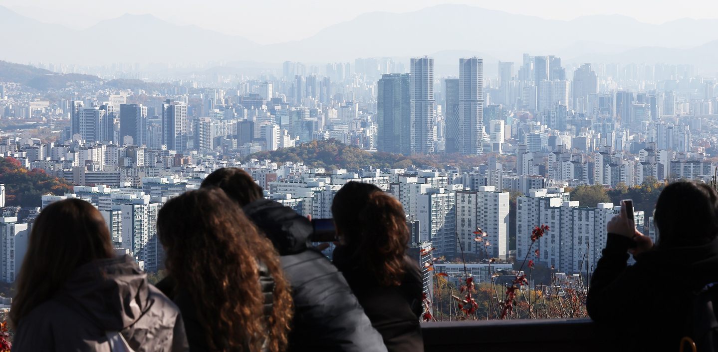 Apartment complexes are seen in Jung District, central Seoul, on Nov. 14. [NEWS1]
