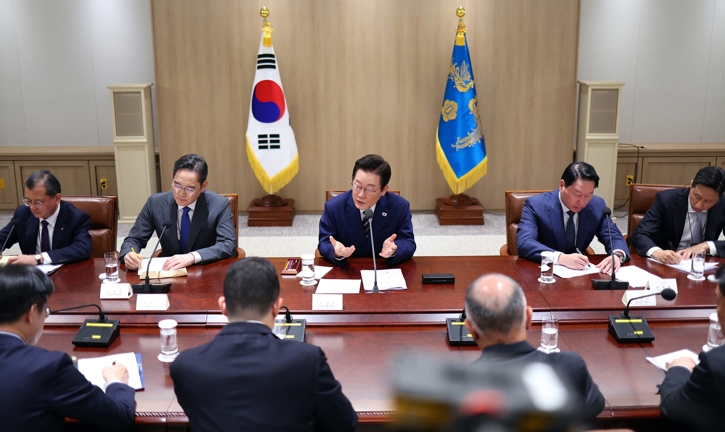 President Lee Jae Myung speaks during a public-private follow-up meeting on the Korea-U.S. tariff negotiations at the presidential office in Yongsan on Nov. 16. Among those attending were Samsung Electronics Executive Chairman Lee Jae-yong, SK Group Chairman Chey Tae-won, Hyundai Motor Group Executive Chair Euisun Chung and LG Group Chairman Koo Kwang-mo. [YONHAP]