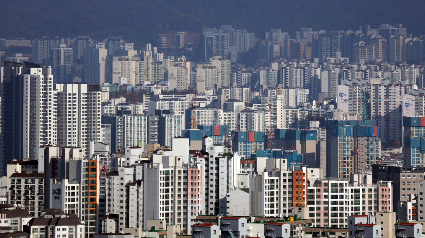 Apartment complexes are seen in Seoul on Nov. 13. [NEWS1]