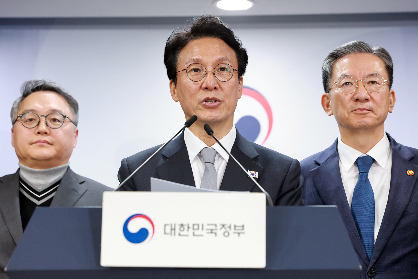 Prime Minister Kim Min-seok, center, announces that the Korean government has won a legal battle against Lone Star Funds, a foreign private equity fund, over a past investor-state dispute settlement (ISDS) ruling related to its sale of Korea Exchange Bank, during a press briefing held at the government complex in central Seoul on Nov. 18. [YONHAP]
