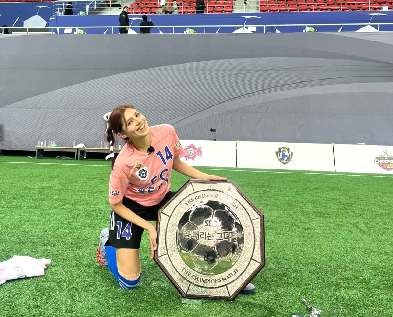 Natalia Frias Crespo, known as Naty, poses for a photo with a trophy she won on SBS's TV program ″Shooting Stars.″ (2021-) [NATALIA FRIAS CRESPO]