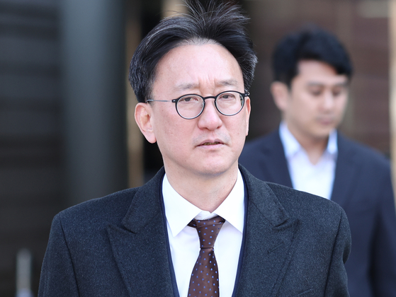 Song Chang-jin, who served as acting deputy chief proseuctor of the Corruption Investigation Office for High-ranking Officials (CIO) last year, leaves Seoul Central District Court in Seocho District, southern Seoul after a pretrial detention hearing on Nov. 17. [YONHAP]