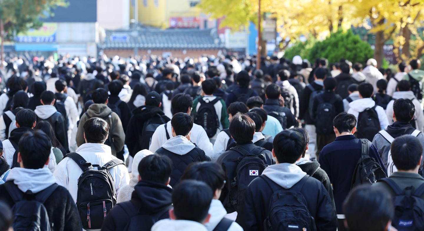 Students leave the Sungkyunkwan University campus in Jongno District, central Seoul, after this year's writing test for the admission exam on Nov. 16. [NEWS1]