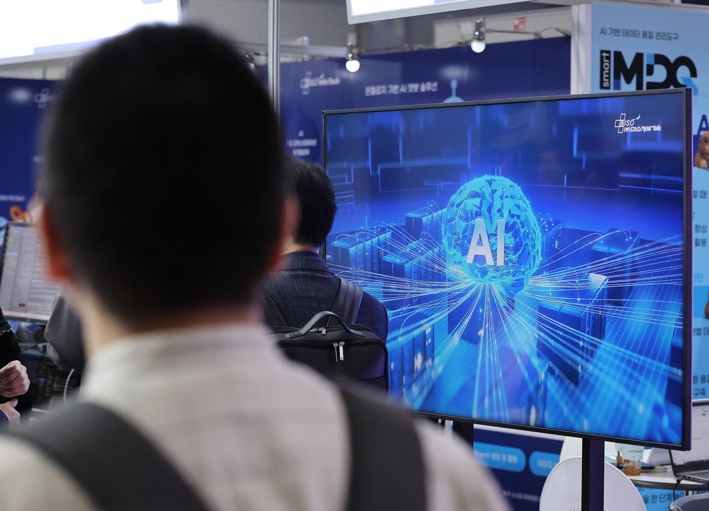 Visitors at the 2025 AI Summit Seoul & Expo look at booths at Coex in Gangnam District, southern Seoul, on Nov. 10. [YONHAP] 
