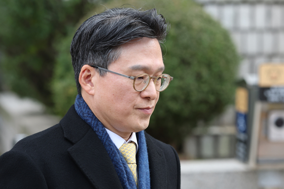 Kim Sun-kyu, former Corruption Investigation Office for High-ranking Officials (CIO) deputy chief prosecutor, leaves Seoul Central District Court in Seocho District, southern Seoul after a pretrial detention hearing on Nov. 17. [YONHAP]