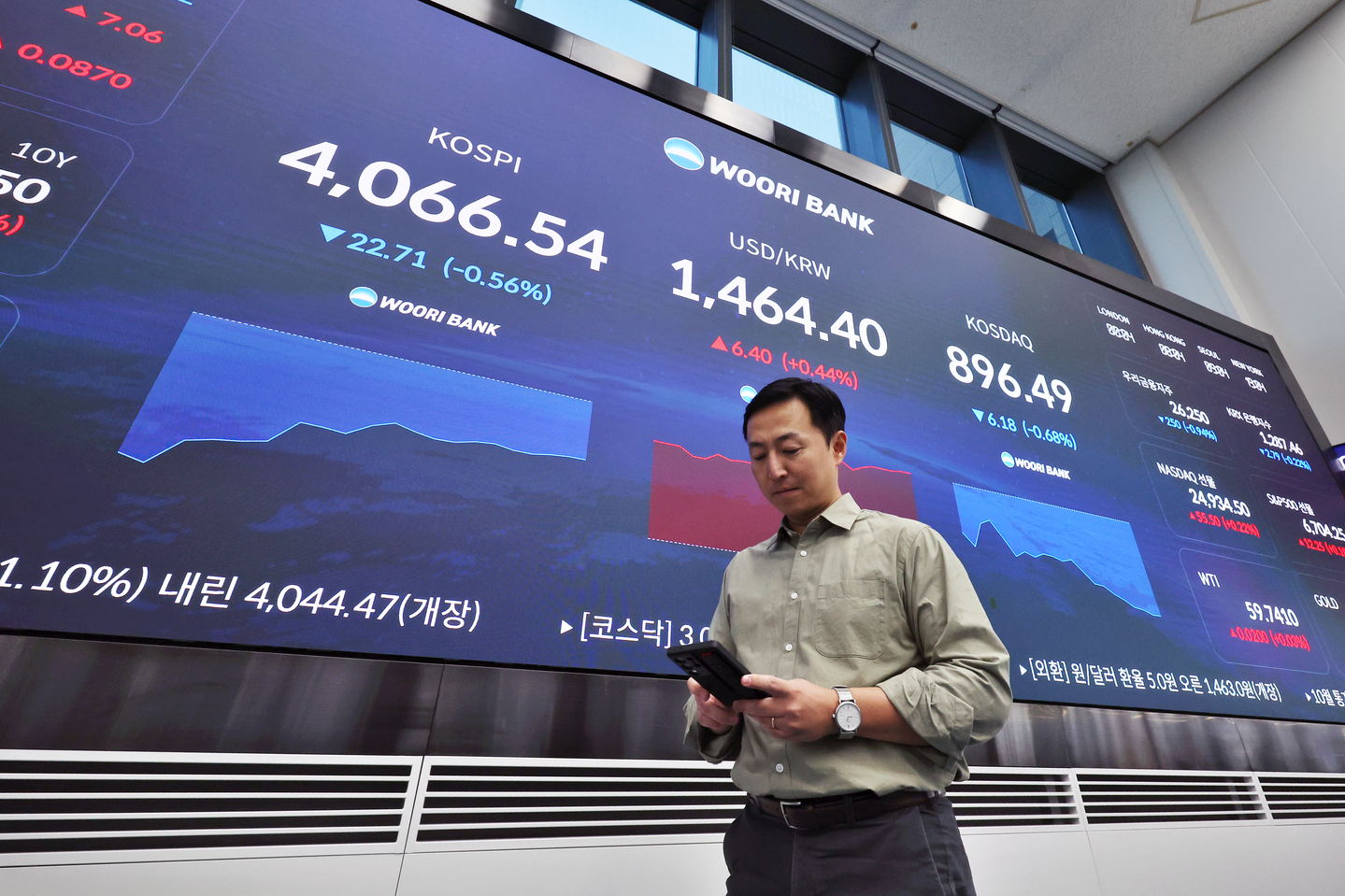 A screen in Woori Bank's trading room in central Seoul shows the Kospi opening on Nov. 18. [YONHAP]