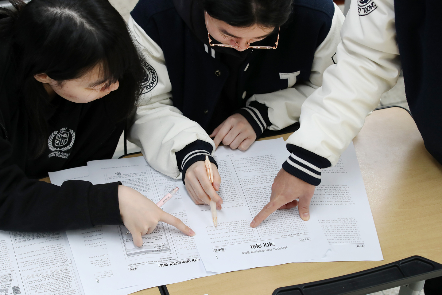 Students check their answers of this year's College Scholastic Ability Test (CSAT) on Nov. 14, a day after the test took place, at a high school in Daegu. [NEWS1]