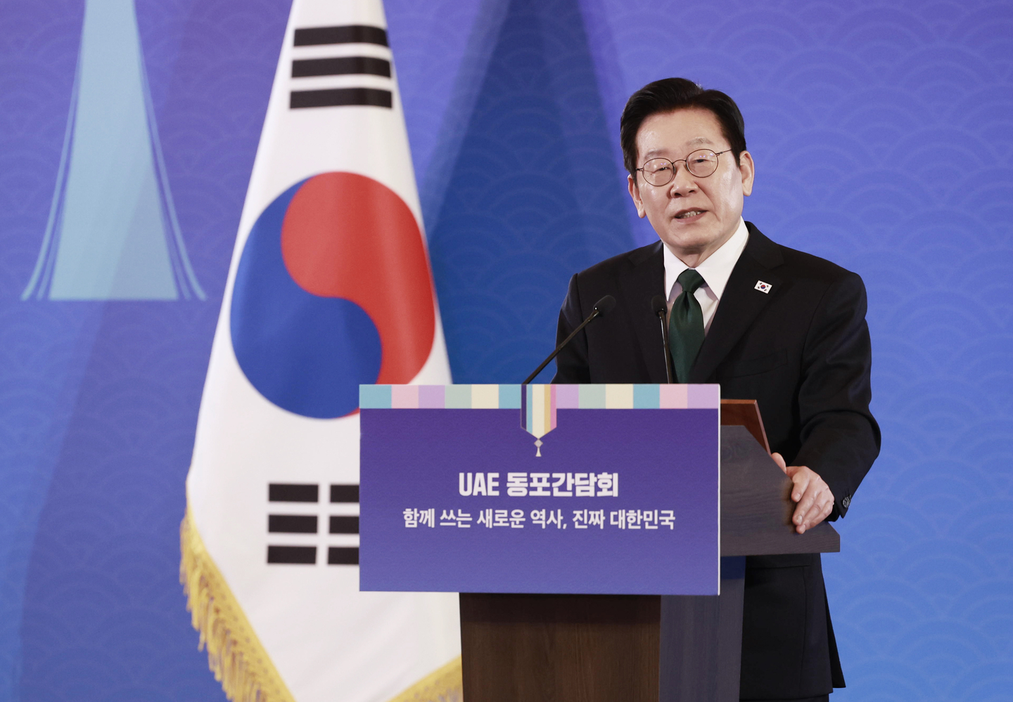 President Lee Jae Myung speaks during a meeting with Korean residents in the United Arab Emirates held at a hotel in Abu Dhabi on Nov. 17. [YONHAP]