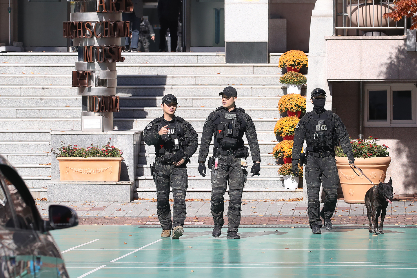 Special police forces and detention dogs search a school in Nam District, Daegu, on Nov. 10, just three days before the 2026 College Scholastic Ability Test, following a report claiming that a homemade explosive was planted on the site. [NEWS1]