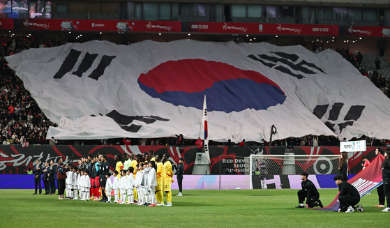 The Taeguki is raised during the Korean national anthem at Seoul World Cup stadium in western Seoul on Nov. 18. [YONHAP]
