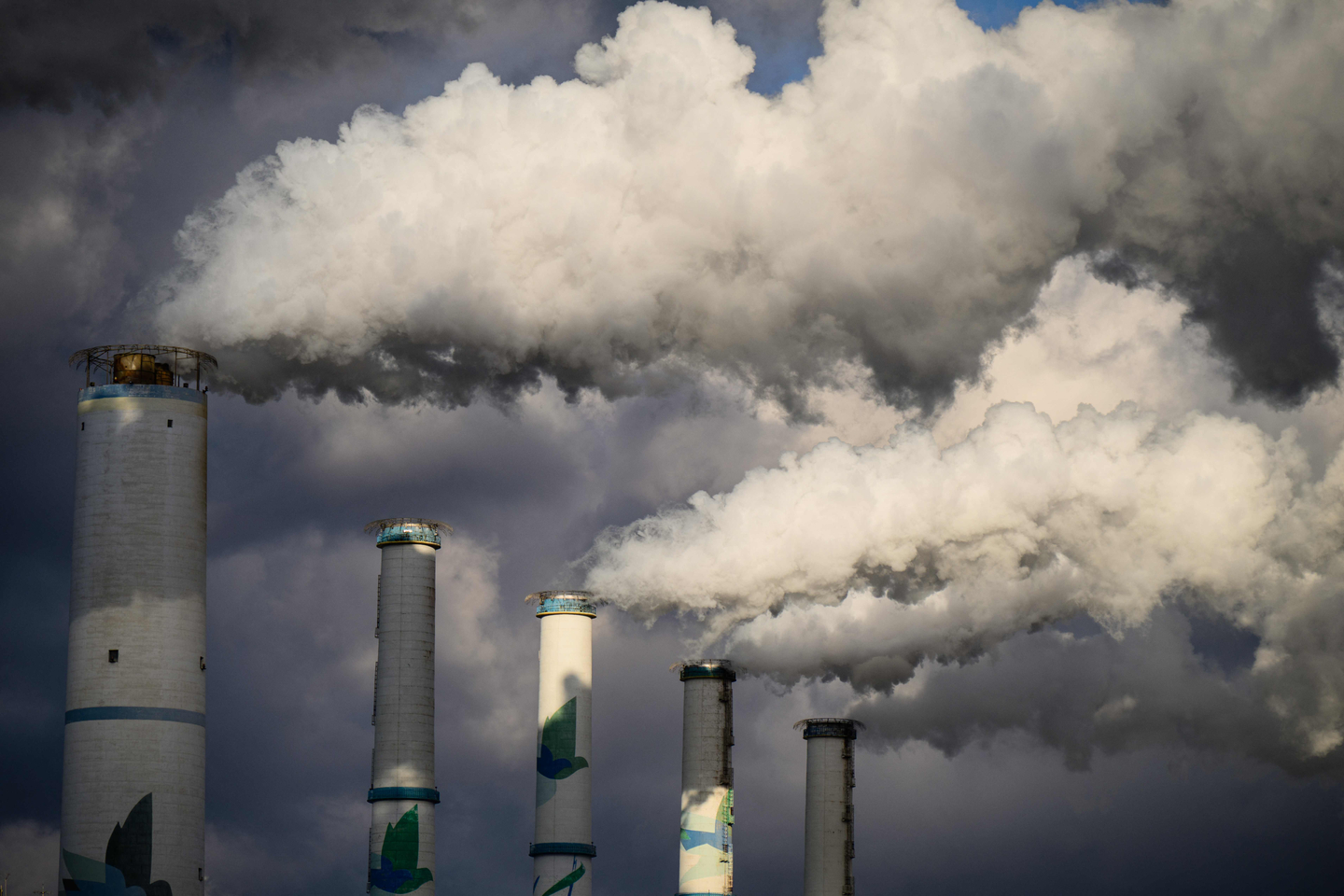 A general view shows exhaust gases billowing from the chimneys of the Taean Thermal Power Station, a large coal-fired power station owned by Korea Western Power in Taean County, South Chungcheong, on Nov. 17. [AFP/YONHAP]
