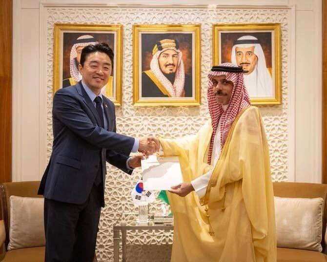 Kang Hoon-sik, left, the presidential chief of staff, delivers President Lee Jae Myung's personal letter to Saudi Foreign Minister Faisal bin Farhan Al Saud during his visit to Saudi Arabia in this photo posted on his X account on Nov. 17. [SCREEN CAPTURE]