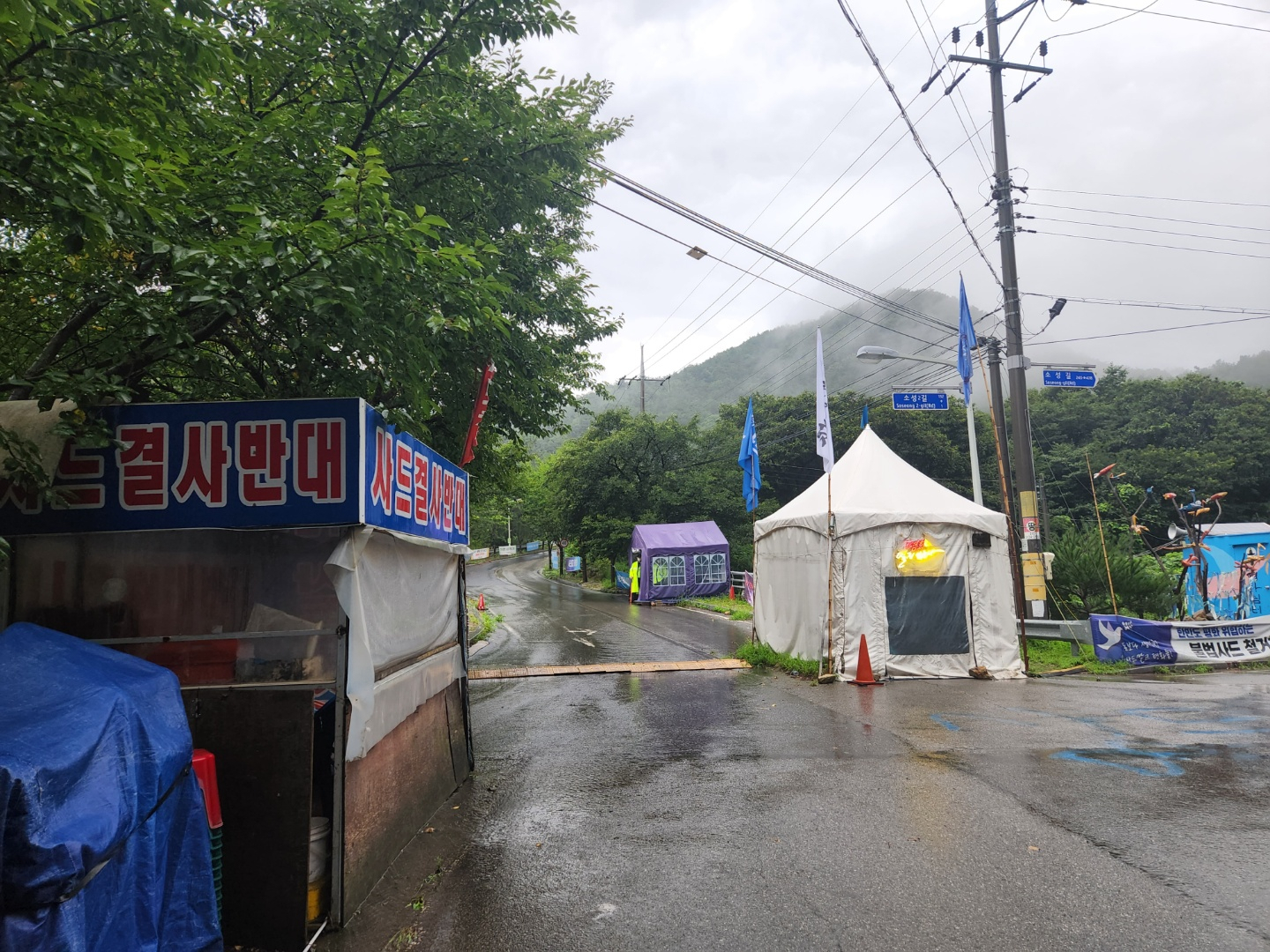 Jinbat Bridge in Soseong-ri, Chojeon-myeon, Seongju County, North Gyeongsang, where a police outpost and an anti-Thaad protest tent stand side by side on opposite ends of the bridge. [KIM JUNG-SEOK]