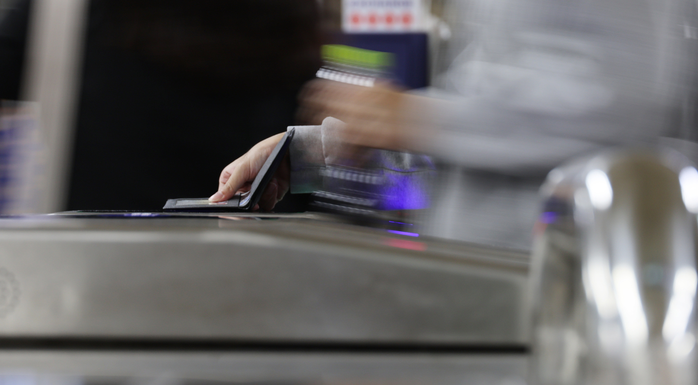 A pedestrian tags their payment card at a subway ticket gate in central Seoul on Oct. 18, 2023. [YONHAP]