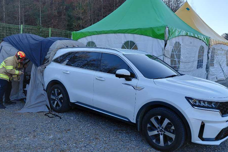 Two people in their 60s were found dead inside a vehicle connected to a car camping tent in Gangwon on Nov. 18. They were found near the entrance to the Yuil Temple trail on Mount Taebaek. [GANGWON STATE FIRE HEADQUARTERS]