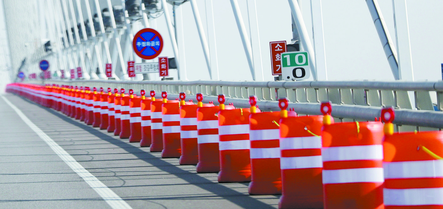 Plastic barrels have been reinstalled along the Incheon Bridge, shown in this image taken Nov. 18. [YONHAP]