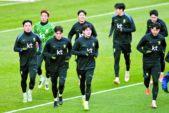 The Korean national football trains at Seoul World Cup Stadium in western Seoul on Nov. 17.  [YONHAP]
