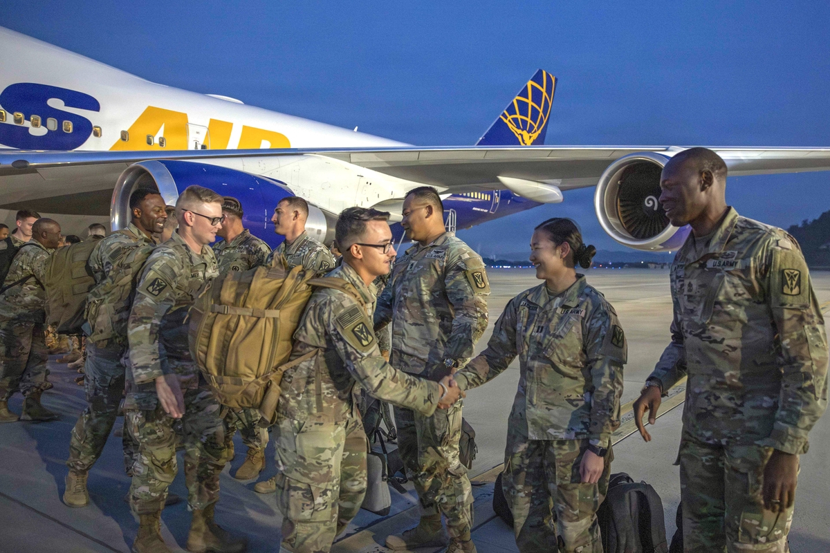 This photo, taken from the U.S. Forces Korea website, shows the soldiers of 2nd Battalion, 1st Air Defense Artillery Regiment, 35th Air Defense Artillery Brigade being greeted by Eighth Army and 35th ADA leaders as they deplane at Osan Air Base, south of Seoul, on Oct. 30. [U.S. FORCES KOREA]